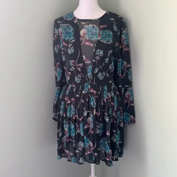 Kimchi Blue Hydrangea long Sleeve dress - Picture 2 of 5